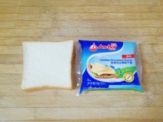 1、芝士面包片,准备好吐司和芝士片。