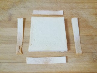 2、芝士面包片,吐司切去四边。
