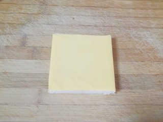 3、芝士面包片,放上芝士片。