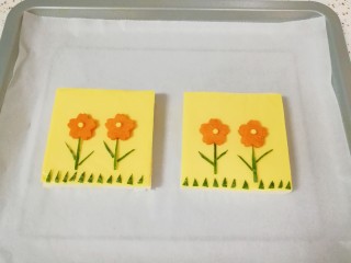 6、芝士面包片,摆好小花造型。