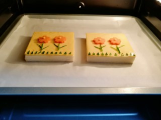 7、芝士面包片,送入预热好的烤箱。