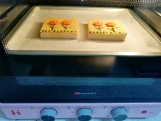 8、芝士面包片,上下管180度烤5分钟。