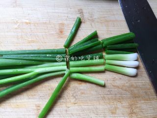 3、海蛎煎,葱切段。