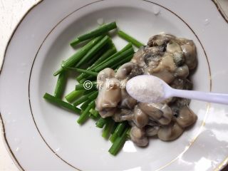 4、海蛎煎,葱段、鲜海蛎中加入1.5小勺的盐。