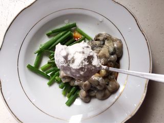 6、海蛎煎,再加入地瓜粉。