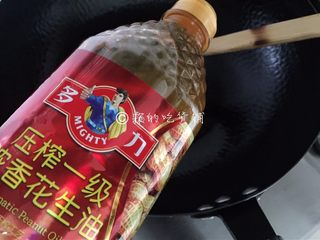 8、海蛎煎,锅里倒入适量油。