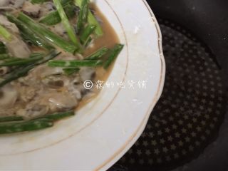 9、海蛎煎,拌好的海蛎子下锅。