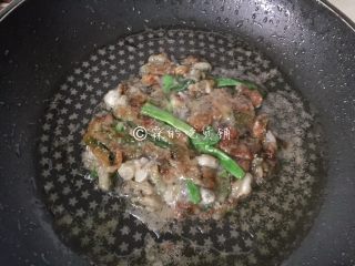 10、海蛎煎,煎至一面呈焦黄色后，翻面。