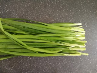 1、酱油炒面,韭菜清洗干净，滤干水分