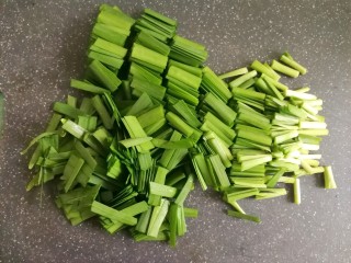 2、酱油炒面,将韭菜切段
