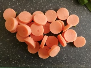 3、酱油炒面,火腿肠切成你喜欢的样子