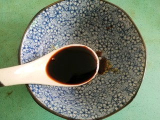 4、酱油炒面,准备一个碗，放一汤匙酱油