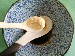 5、酱油炒面,加一小勺鸡粉