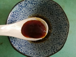 6、酱油炒面,再加一汤匙蚝油，搅拌均匀备用