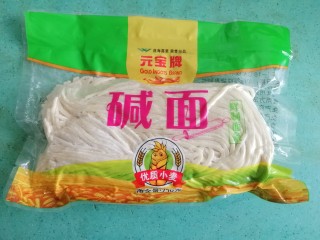 7、酱油炒面,这时我今天用的面条