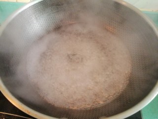 8、酱油炒面,烧一锅开水