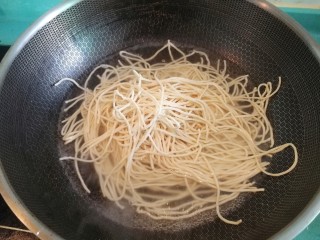 9、酱油炒面,水开后放入面条