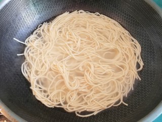 10、酱油炒面,将面条煮至八分熟