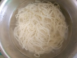 11、酱油炒面,然后将面条捞起来放入冷水中泡一会