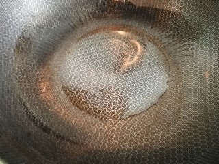 14、酱油炒面,准备一个锅，放入适量油