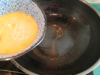 15、酱油炒面,油热后倒入鸡蛋液