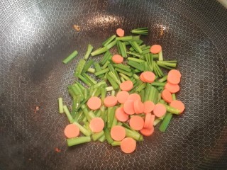 18、酱油炒面,锅中再放少许油，接着放入韭菜梗和火腿肠，翻炒均匀