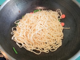 19、酱油炒面,然后放入面条