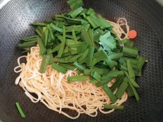 20、酱油炒面,接着放入韭菜叶子，快速翻炒均匀