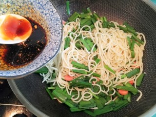 21、酱油炒面,然后放入调料汁