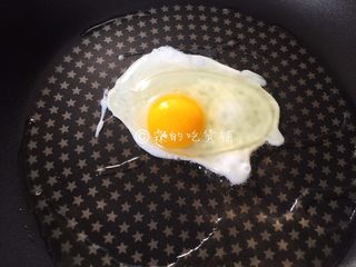 6、小炒荷包蛋,起油锅,煎荷包蛋。