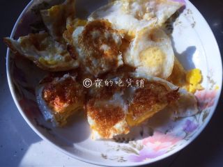 8、小炒荷包蛋,随后根据鸡蛋的大小,一切二或一切四。