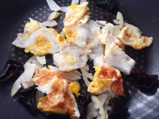 10、小炒荷包蛋,鸡蛋放入。