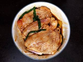 6、盐焗鸡腿肉,用保鲜膜包住，送进冰箱腌制，腌制1小时以上，这样更入味些