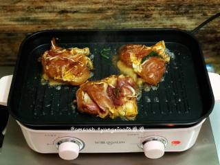 7、盐焗鸡腿肉,开启多功能锅，把火力开到最大，腌制好的鸡腿肉拿出来，皮朝下，先煎至出油质