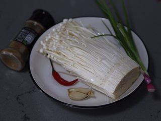 1、孜然金针菇,材料准备好