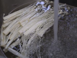 2、孜然金针菇,金针菇撕开冲洗干净