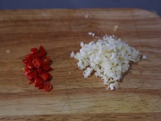 3、孜然金针菇,蒜和小米辣切碎