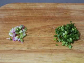 4、孜然金针菇,葱白葱绿分开切碎