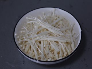 5、孜然金针菇,将清洗好的金针菇放碗中