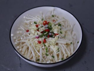 6、孜然金针菇,加入葱白、小米辣、蒜末