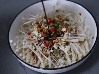 7、孜然金针菇,再加入酱油、蚝油