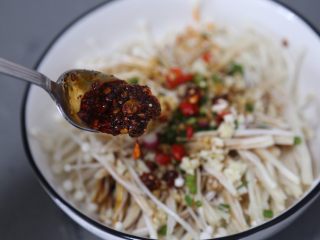 8、孜然金针菇,辣椒酱和白糖