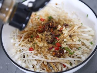 9、孜然金针菇,再撒上孜然粉