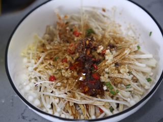 10、孜然金针菇,淋上一勺花生油