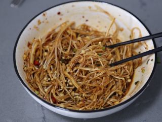 11、孜然金针菇,翻拌均匀