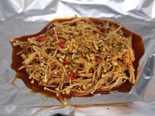 12、孜然金针菇,连同酱汁一起铺在锡纸上