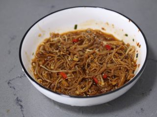 16、孜然金针菇,转入碗中