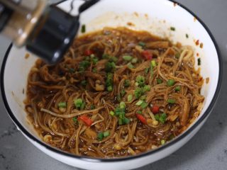 17、孜然金针菇,加入葱绿，撒上孜然粉