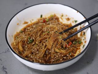 19、孜然金针菇,拌匀即可