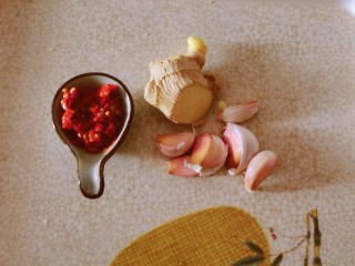 2、避风塘炒蟹,备好剁椒 姜 蒜